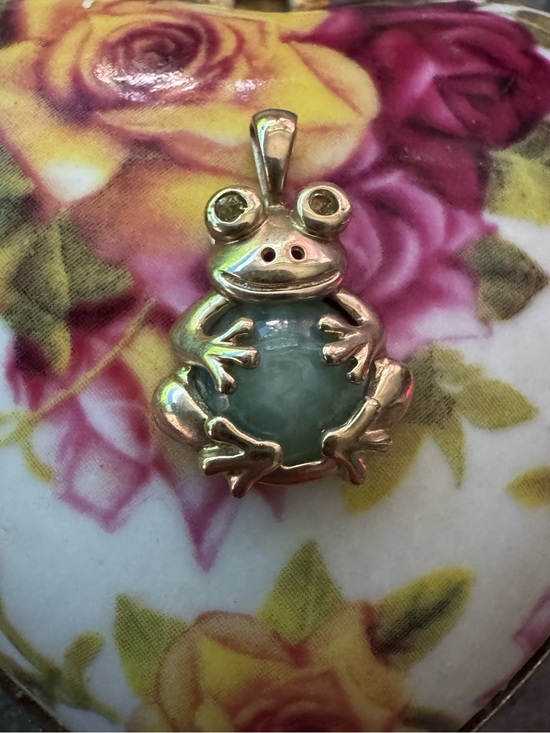 Jewelry - Jade pendant 10K gold lucky charm frog